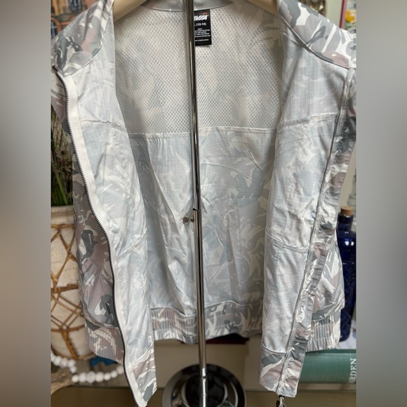 AVIA Gray and White Camouflage Utility Cargo Trail Vest Lightweight SZ 12-14 NWT - Picture 13 of 13